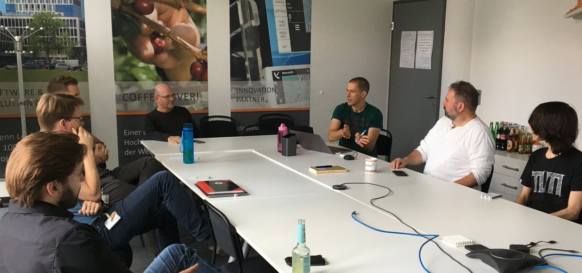 jambit's tweet photo. Unsere #jambitees arbeiten oft über viele Projekte und Standorte verteilt in ähnlichen Rollen. Durch #CommunitiesofPractice können sie sich mit Kollegen mit ähnlichen Aufgaben austauschen und ihr Wissen miteinander teilen. Mehr zu den Vorteilen von #CoP: https://t.co/fa1pXAQ40W https://t.co/rLvw9ek9m1