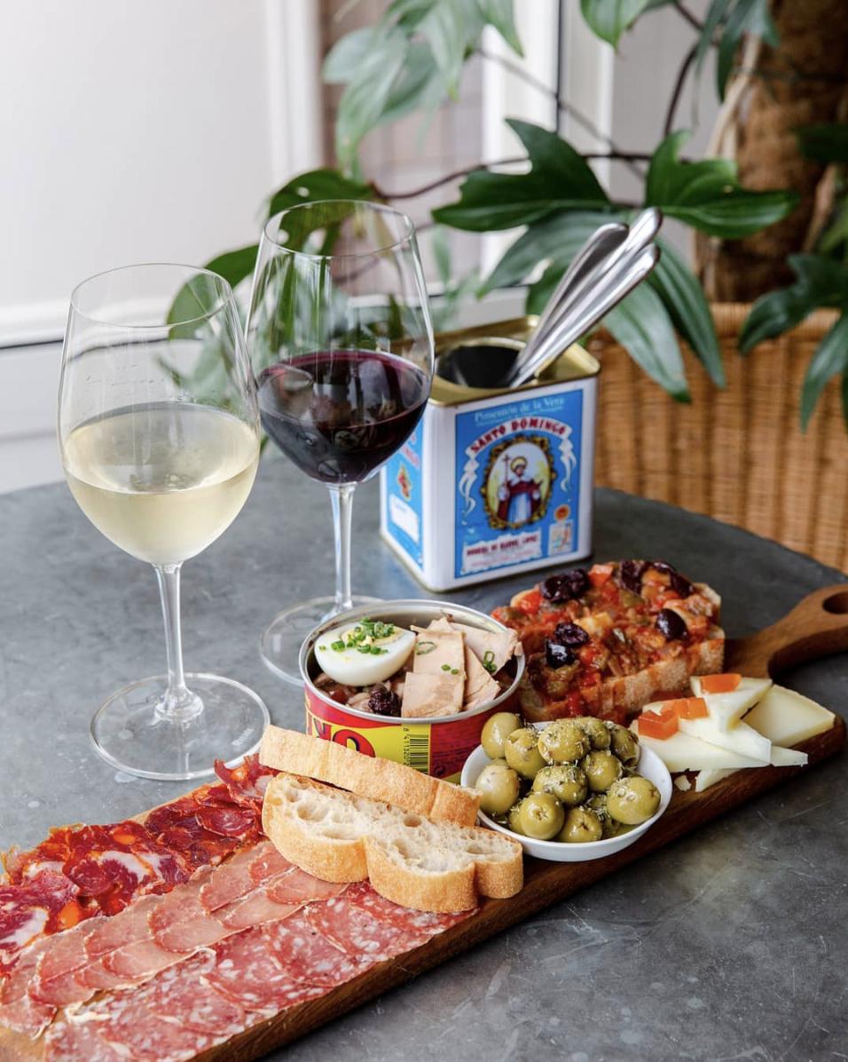 walkupldn's tweet photo. *Is a contributing, hard-working human being. Is hungry. Needs food. Downloads WalkIn. Joins queue to Tapas Brindisa, London Bridge. Arrives when table is ready. #Eeeeeats. Quenches thirst with wine. Is a happy human being.* #DontQueue #DownloadWalkIn https://t.co/jqoN9ptnl6