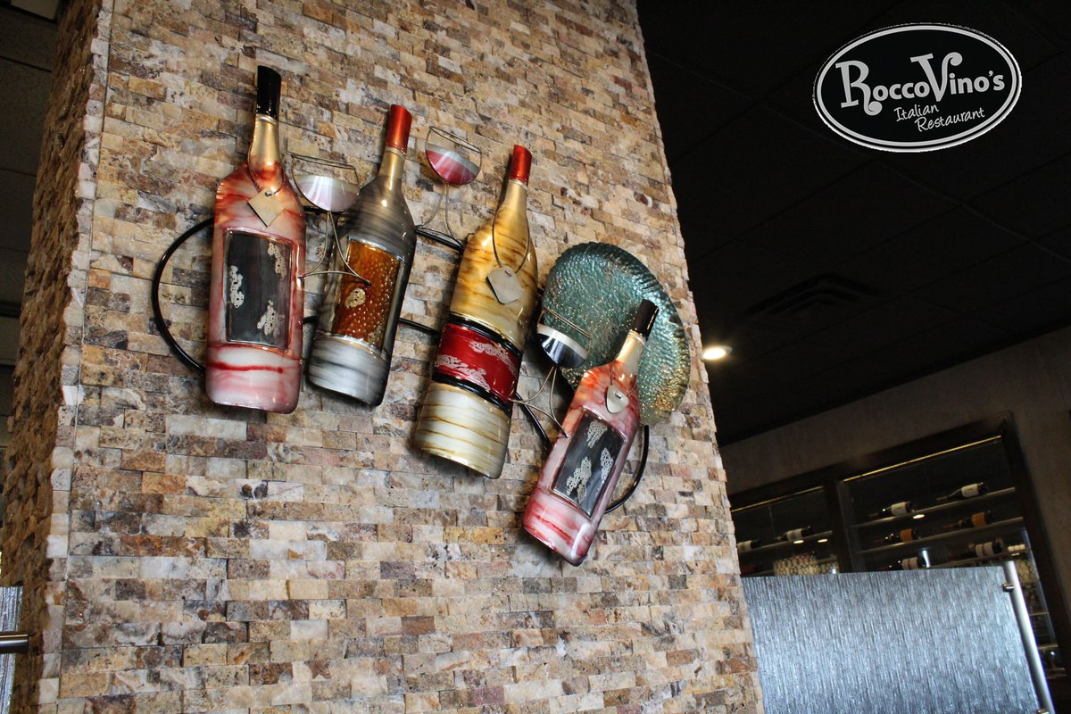 RoccoVinos's tweet photo. Come in for our Happy Hour everyday Monday-Friday from 3-6pm and enjoy $3 glasses of house wine, $4 select cocktails, and $5 signature martinis. #RoccoVinos #HappyHour #ItalianFood https://t.co/TGsyvmZzG4