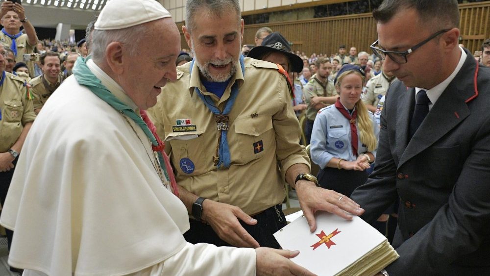 ScoutFSE_Italia's tweet photo. A conclusione di #Euromoot2019 , un canto che "è stato quasi una risposta alle parole di @Pontifex_it , un “Sì” a costruire l’#Europa che il Papa auspica

https://t.co/l3DnWgC7ZZ https://t.co/k2Pj5PqOTM