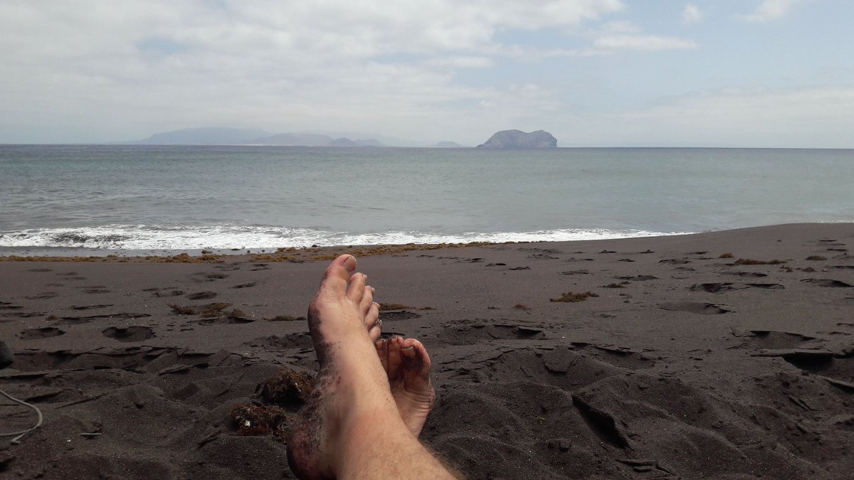 Today we took a day off on Alegranza. At low tide Marina and I explored some otherwise inaccessible coastlines. We had to rush a bit at the end not to get caught between the cliffs and the rising water. But all ended well at this pearly black beach. Priceless.  #EF2019 [45/n]