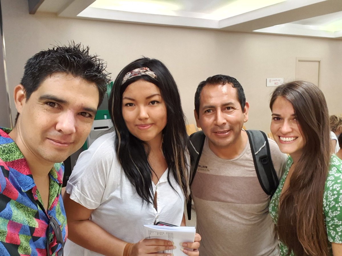 TecnonautaTV's tweet photo. Hoy acompañé a Anna a sacarse sangre, en la cola delante nuestro estaba Alberto, fan del canal que nos pidió una foto. Nos contó que estaba acompañando a su hija Leicy que tiene leucemia (cáncer en la sangre). Están haciendo un grandisimo sacrificio... (abro hilo) https://t.co/bcICGKADfx