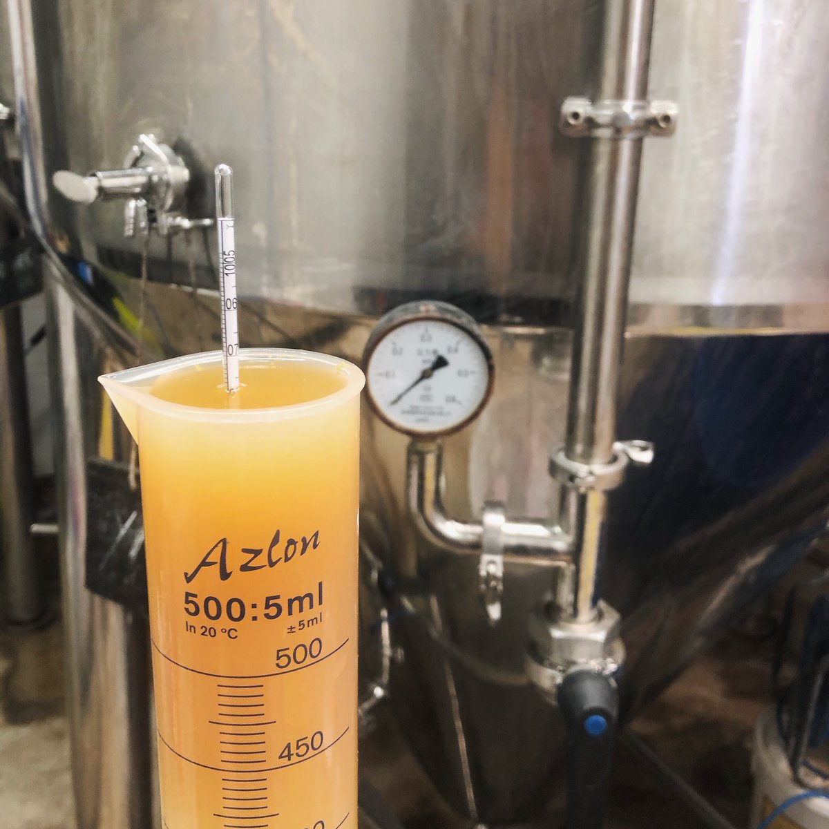 Checking the gravity of our new #NEIPA. 🤔
______________________________
#craftbeer #craftbrewery #oxbrew