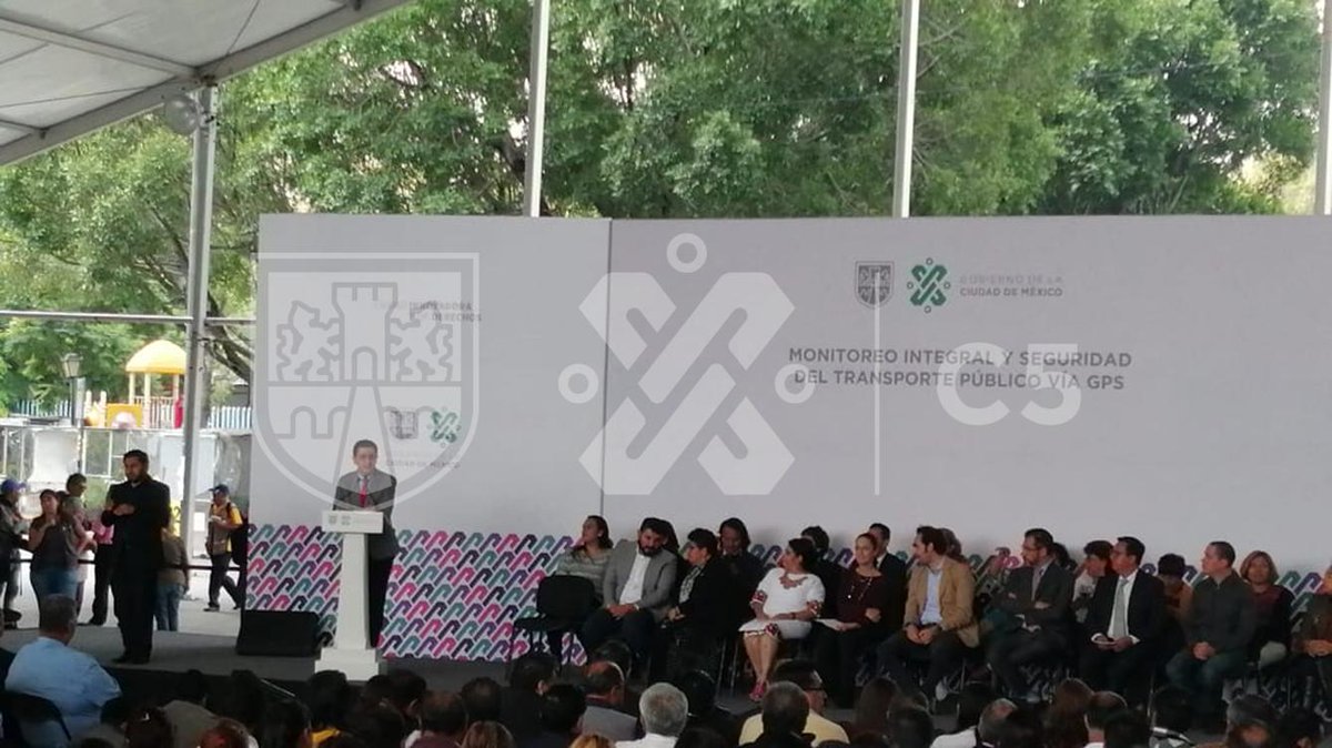 C5_CDMX's tweet photo. El Coordinador del C5, @jmgo98 mostró entusiasmo por una mejor coordinación entre las autoridades @ORT_CDMX, @SSP_CDMX y @PGJDF_CDMX al recibir una emergencia desde las cámaras y botones de auxilio instaladas en las unidades del transporte público. #MIGPS #CiudadSegura https://t.co/TxqV2H0mYd