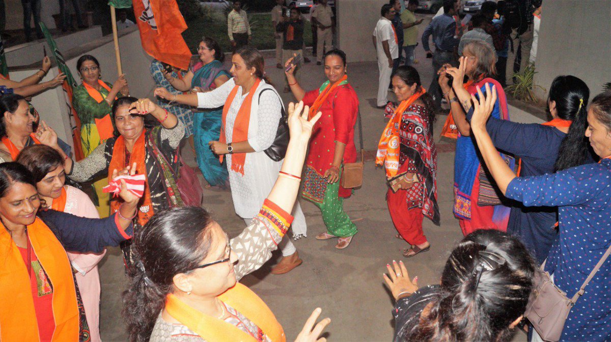 પ્રદેશ કાર્યાલય "શ્રી કમલમ્" ખાતે જમ્મુ અને કશ્મીરમાં #Article370 હટાવવા બદલ દેશના પ્રધાનમંત્રી શ્રી <a href="/narendramodi/">Narendra Modi</a>જી અને કેન્દ્રીય ગૃહ મંત્રી શ્રી <a href="/AmitShah/">Amit Shah</a>જીના મજબૂત રાજકિય ઇચ્છાશક્તિ દર્શાવતા હિમ્મતભર્યા ઐતિહાસિક નિર્ણયનો કાર્યકરો દ્વારા સ્વાગત અભિવાદન કાર્યક્રમ યોજાયો.