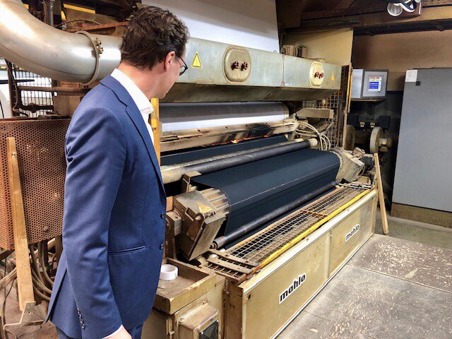 HendrikWuest's tweet photo. Als Sohn eines Textiler geht mir das Herz auf. Bei #AUNDE in #Mönchengladbach sagt CEO Rolf Königs eine Renaissance der #Textilindustrie in 🇩🇪 voraus. Die Maschine von #Mahlo könnte unser Vater verkauft haben...
#Textil #Heimat #Mittelstand #nrw #NRWkommtvoran #vorankommenNRW https://t.co/YH3fPBcaqz