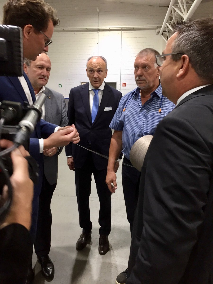 HendrikWuest's tweet photo. Als Sohn eines Textiler geht mir das Herz auf. Bei #AUNDE in #Mönchengladbach sagt CEO Rolf Königs eine Renaissance der #Textilindustrie in 🇩🇪 voraus. Die Maschine von #Mahlo könnte unser Vater verkauft haben...
#Textil #Heimat #Mittelstand #nrw #NRWkommtvoran #vorankommenNRW https://t.co/YH3fPBcaqz
