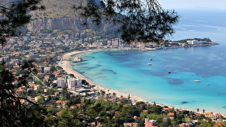 playascalas's tweet photo. Las playas más recomendables de Italia: https://t.co/Z9TSk5u7di #playas #Italia https://t.co/Xfu76cZ3ZD