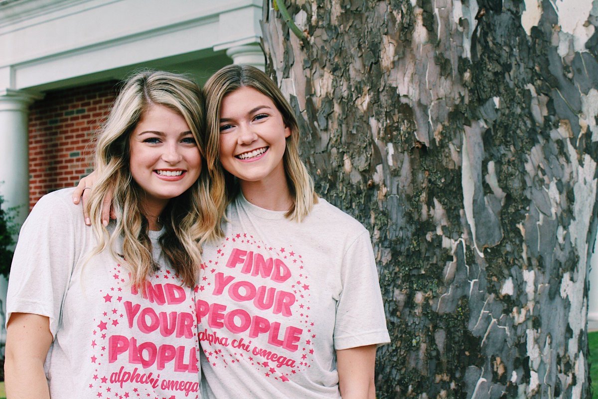 AlphaChiOmegaHQ's tweet image. It's back to school time! We're so excited for so many #RealStrongWomen to find their home at Alpha Chi Omega this year. ❤️💚 

📸: @OU_AXO #GoGreek