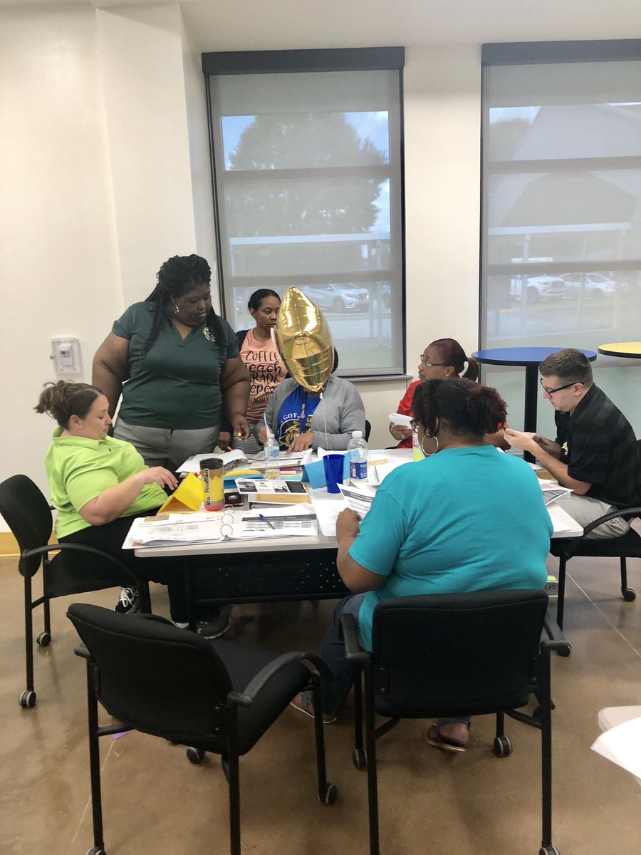 TchaAtHeart's tweet photo. Team work makes the dream work at the Prep. @JGG0321 @rgbazileteaches @butterfly316_21 @HeatherWReese1 #LevelUp https://t.co/2HY5TBSPmu