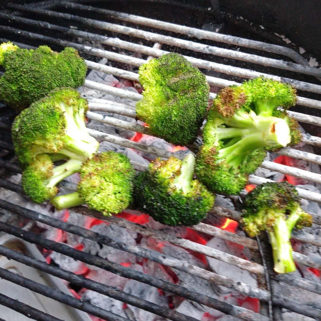 GrillMonstermx's tweet photo. Grilled brocoli 🔥🥦 have you ever tasted it like this?
I used an indirect technique 1st with a tray filled w/water to make vapor so they could cook, then directly on the fire for a few seconds so they had the BBQ flavor 👌😎🔥
#FelizMartes #grilling #MonstruosConVida #grill #bbq https://t.co/pxbN9gIwMr