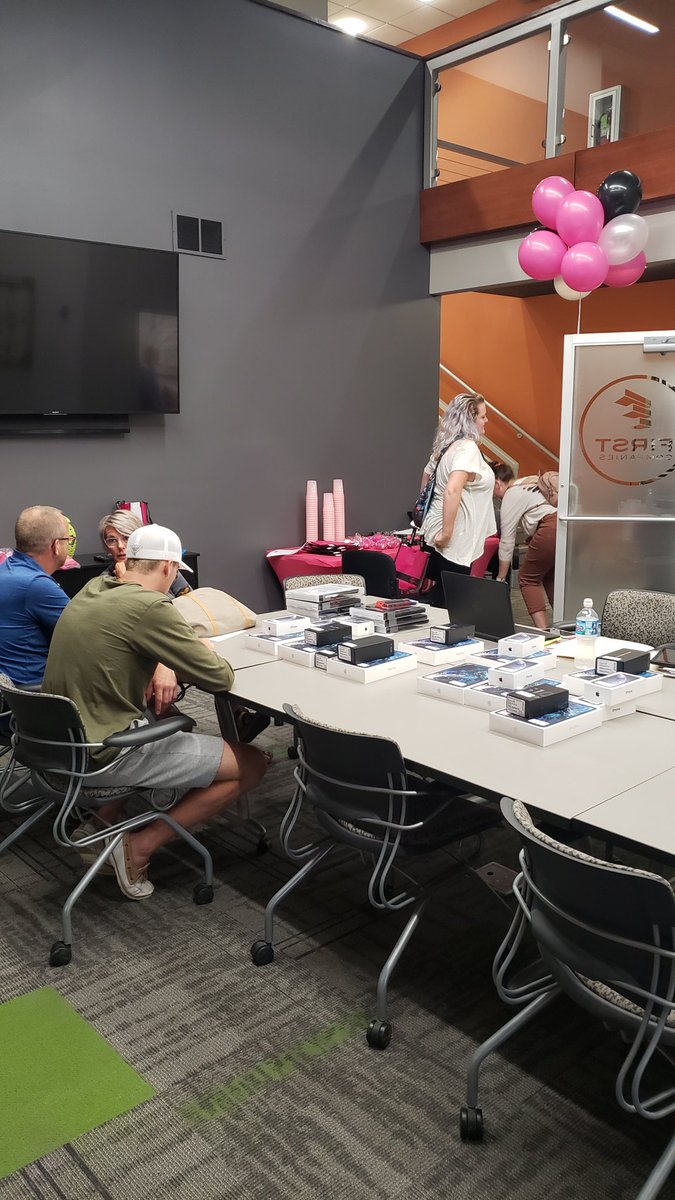 Iamursam's tweet photo. Helping First Companies come over to the Magenta Revolution.  #samsrule #bestinclassmigration @TMobileBusiness https://t.co/s04Xhj7bmo