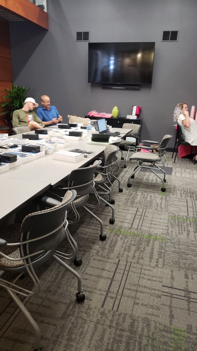 Iamursam's tweet photo. Helping First Companies come over to the Magenta Revolution.  #samsrule #bestinclassmigration @TMobileBusiness https://t.co/s04Xhj7bmo