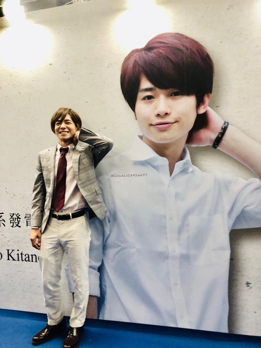 與北野海報合照很ㄎ一ㄤ100分 Tae 向理来 北野翔 酸腫痛的拍照姿勢 與北野海報合照很ㄎ一ㄤ100分 Tae 向理来 北野翔 酸腫痛的拍照姿勢