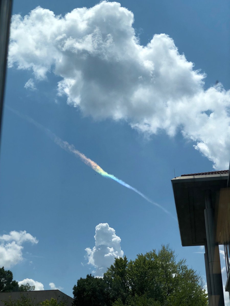 LateNightLasers's tweet photo. Sometimes you just gotta take a moment from work and you might see something amazing! #rainbowcloud 🌈☁️ https://t.co/DWA2EQknGo