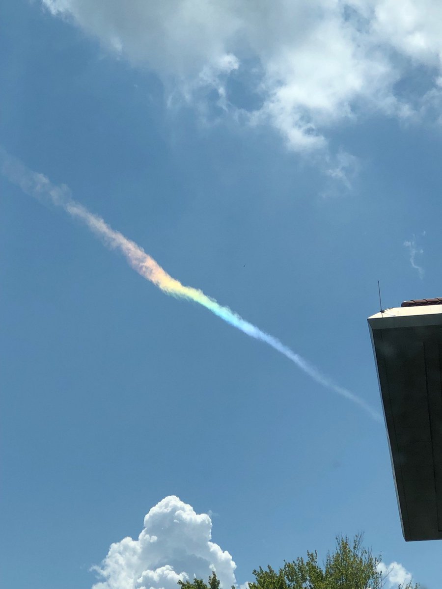 LateNightLasers's tweet photo. Sometimes you just gotta take a moment from work and you might see something amazing! #rainbowcloud 🌈☁️ https://t.co/DWA2EQknGo