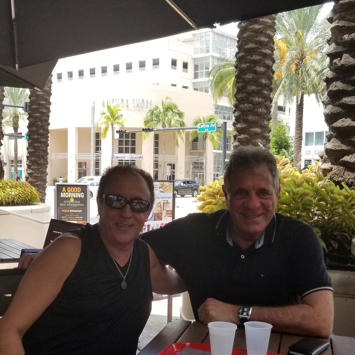TitoMariani's tweet photo. #Soutbeach con mi gran amigo #jorgeHarbi tempranito !!! reunión caminata y cafecito https://t.co/B1vhWWiDwc