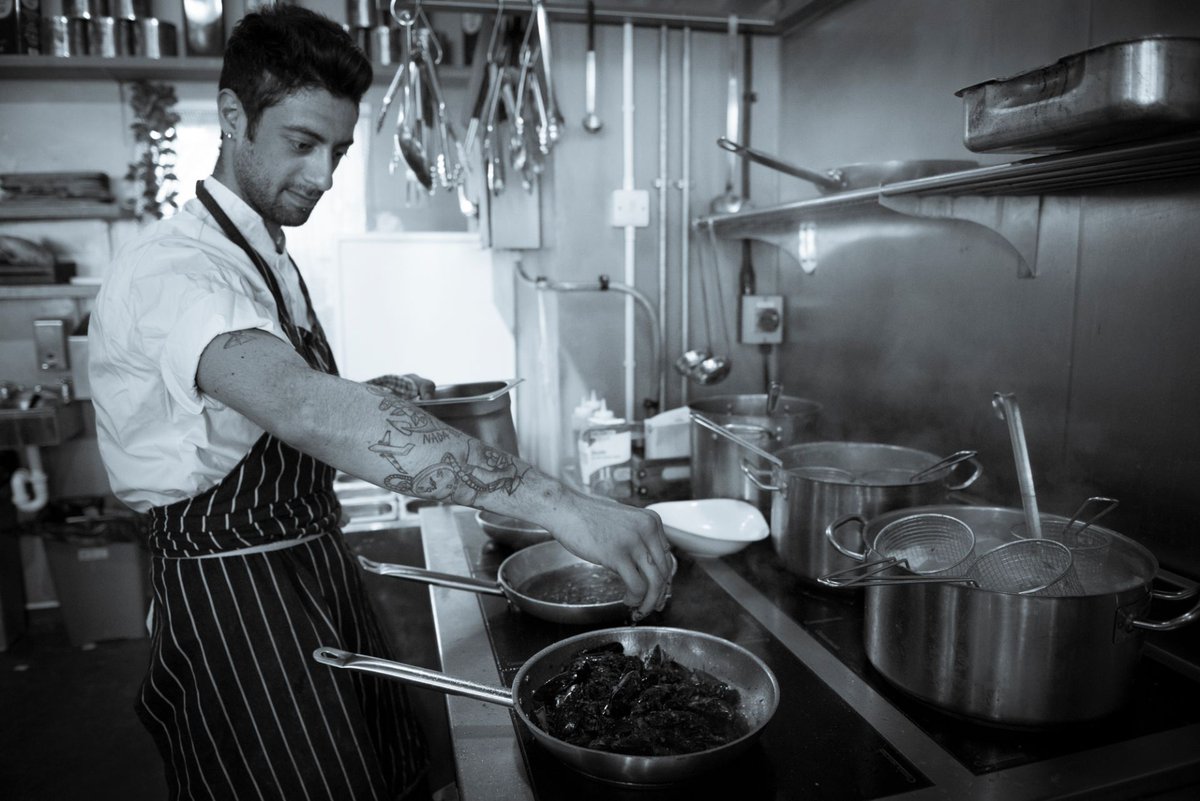 New on our menu, cozze alla marinara, freshly cooked mussels in a white wine sauce with croutons and garlic. Perfect to pick over and share!
#nuposto  nuposto.com/?utm_source=Tw…