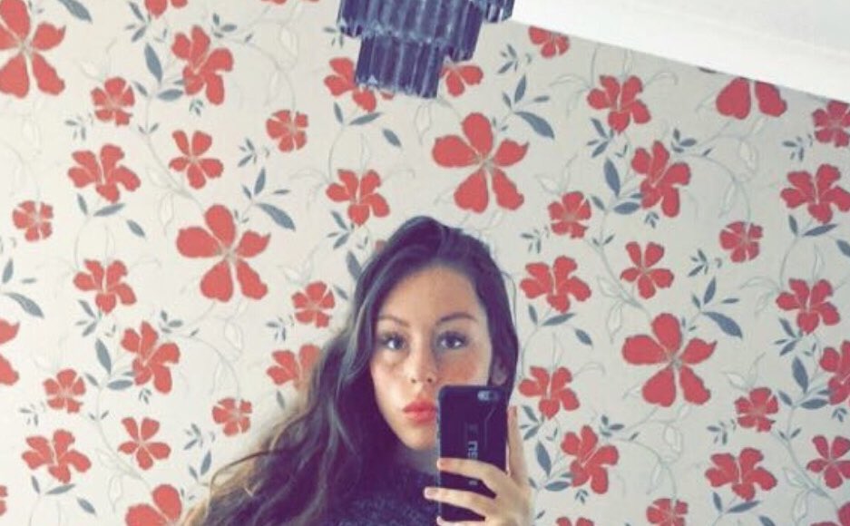 ELaceford's tweet photo. need some extra cash, anyone want a good deal? serious buyers only!! 😘 RT and dm for a free nude ❤️ #sexting #nudes #buyingnudes #sellingnudes #feet #premiumsnap #bored https://t.co/jMy0Y1qBSs