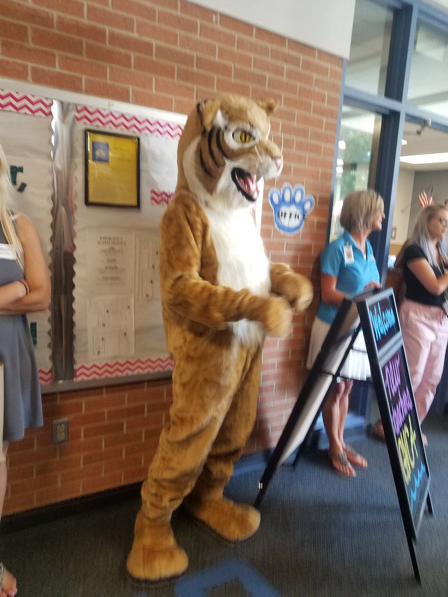 IsamanMichele's tweet photo. Bobcat Pride! #wearegrandview #gv4nto #gvntobluebus https://t.co/necm36zFDv