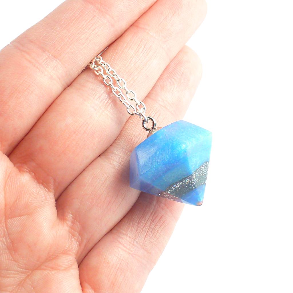 Sparkle challenge day 2: I know it should be #bluemonday not #bluetuesday, but hey! Here's a gorgeous blue #pendulum pendant.
#resinjewellery #handmadeinSheffield #necklace #shoplocaluk #shopsmall #funjewellery