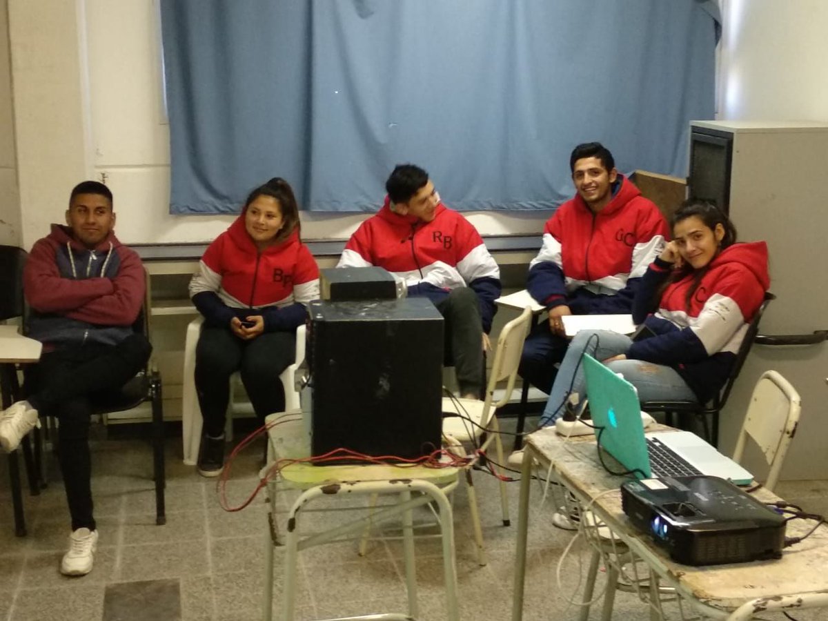 academicaunvm's tweet photo. 📌 Esta mañana, en el IPET 322 se llevó adelante la charla: “¡Pasen y vean el maravilloso mundo del laboratorio de investigación!”.
📌 Participaron estudiantes del último año de la educación secundaria.
La actividad se encuentra enmarcada en #ProgramaNEXOS y #ConCIENCIAr https://t.co/es4b3L8gjR