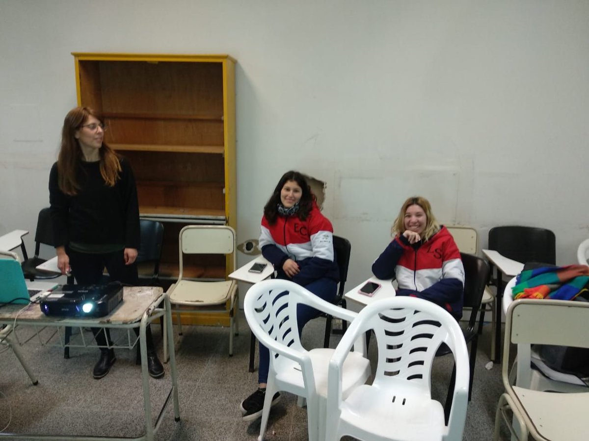academicaunvm's tweet photo. 📌 Esta mañana, en el IPET 322 se llevó adelante la charla: “¡Pasen y vean el maravilloso mundo del laboratorio de investigación!”.
📌 Participaron estudiantes del último año de la educación secundaria.
La actividad se encuentra enmarcada en #ProgramaNEXOS y #ConCIENCIAr https://t.co/es4b3L8gjR