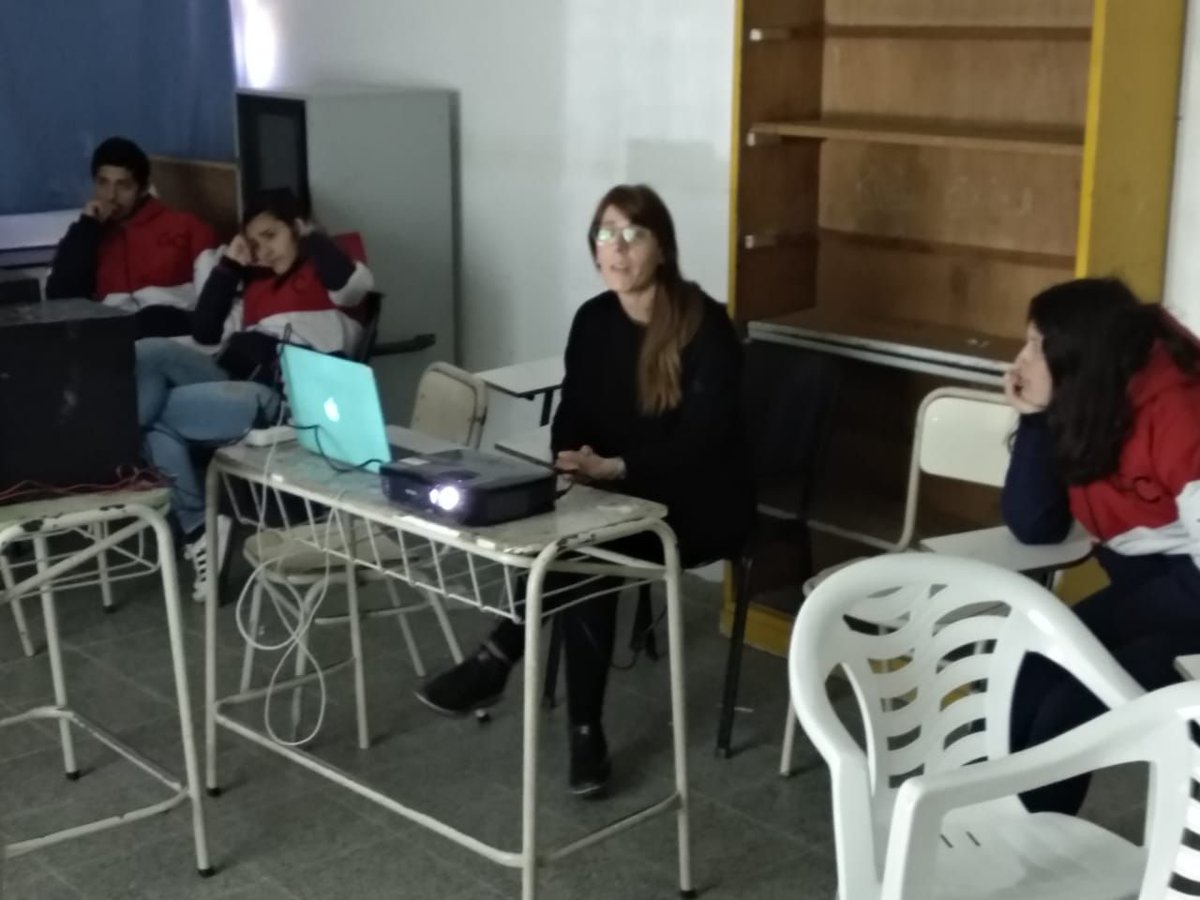 academicaunvm's tweet photo. 📌 Esta mañana, en el IPET 322 se llevó adelante la charla: “¡Pasen y vean el maravilloso mundo del laboratorio de investigación!”.
📌 Participaron estudiantes del último año de la educación secundaria.
La actividad se encuentra enmarcada en #ProgramaNEXOS y #ConCIENCIAr https://t.co/es4b3L8gjR