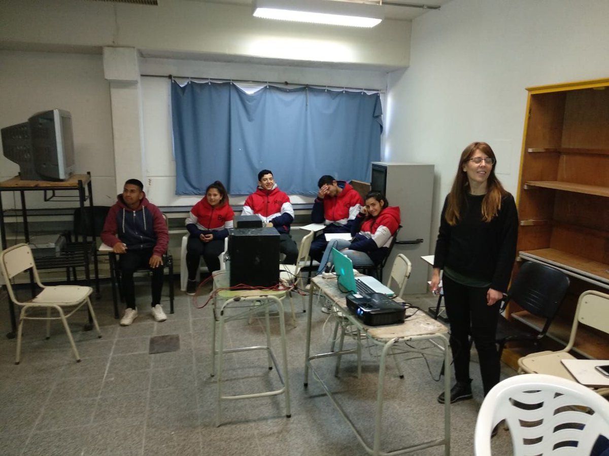 academicaunvm's tweet photo. 📌 Esta mañana, en el IPET 322 se llevó adelante la charla: “¡Pasen y vean el maravilloso mundo del laboratorio de investigación!”.
📌 Participaron estudiantes del último año de la educación secundaria.
La actividad se encuentra enmarcada en #ProgramaNEXOS y #ConCIENCIAr https://t.co/es4b3L8gjR