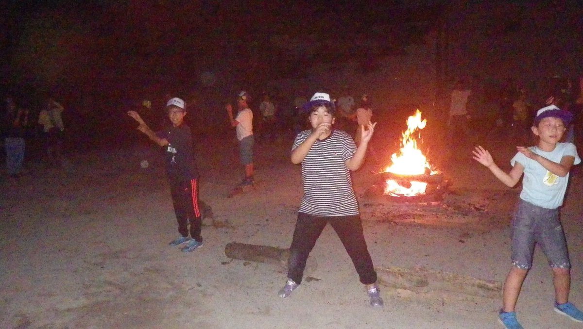 北毛青少年自然の家 最後の夜 キャンプファイヤー で盛り上がる 班の色とおんなじ四色のともしび 各班の出し物 レク そしてできなかったことができたこと 最後にいつもの歌 ふれあい 感動 興奮 達成感 夢体験な夜でした キッズキャンプ