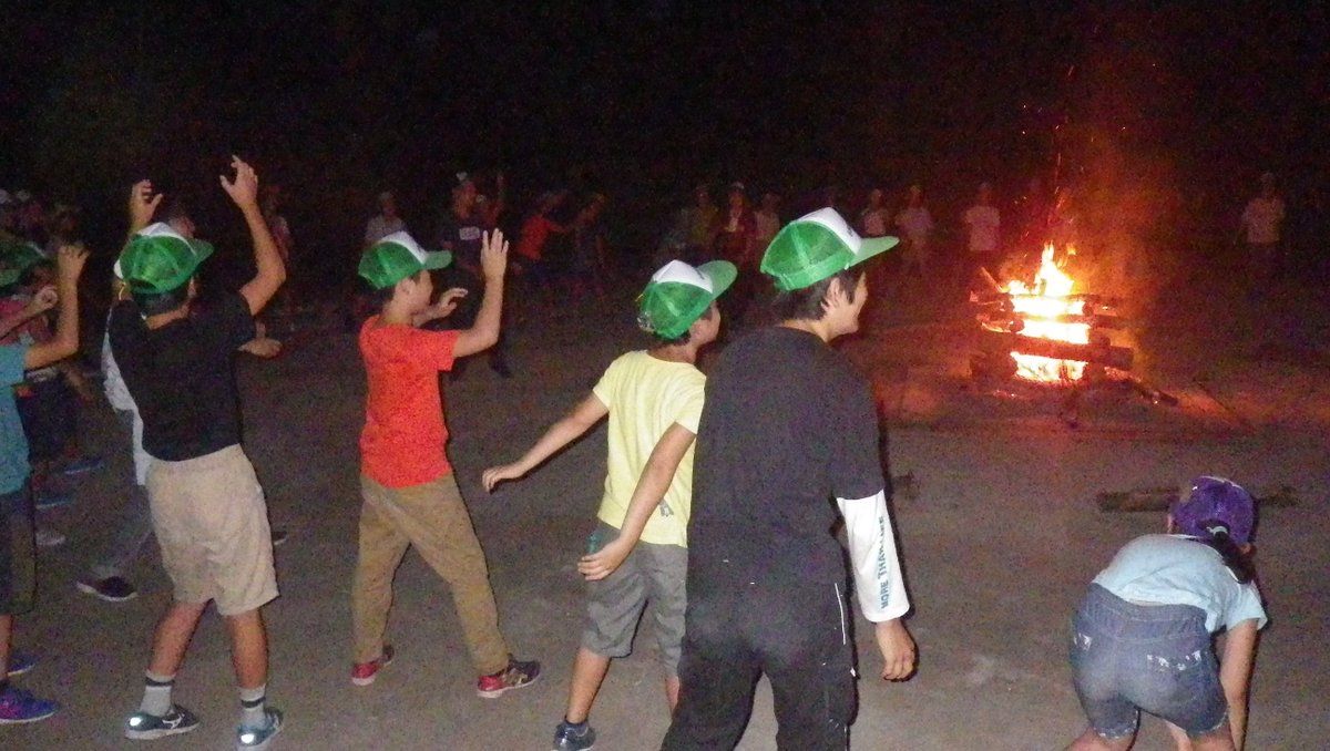 北毛青少年自然の家 最後の夜 キャンプファイヤー で盛り上がる 班の色とおんなじ四色のともしび 各班の出し物 レク そしてできなかったことができたこと 最後にいつもの歌 ふれあい 感動 興奮 達成感 夢体験な夜でした キッズキャンプ