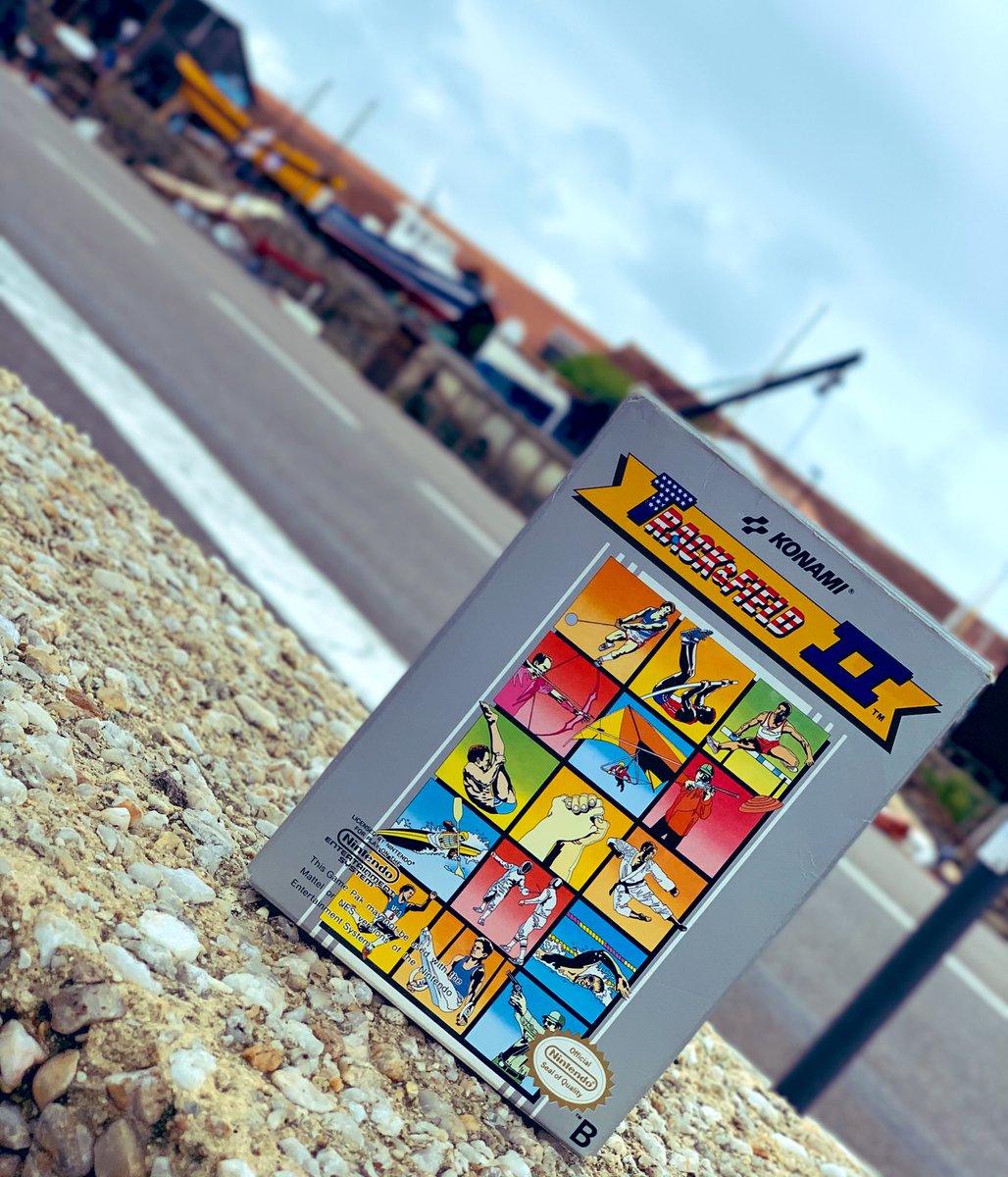 SnakeX's tweet photo. Petit loot du jour dans une boutique de retrogaming à Noirmoutier. #holidays #noirmoutier #nes #trackandfield2 https://t.co/AgoHEMPdnt