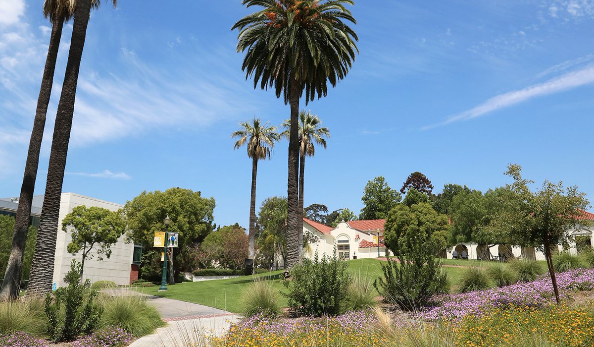 WhittierCollege's tweet photo. #WhittierCollege has been featured in @ThePrincetonRev's latest "Best 385 Colleges" guide! Go Poets! #PoetPride
⭐️: https://t.co/rayUdy6rsZ https://t.co/jshHCF6cqx