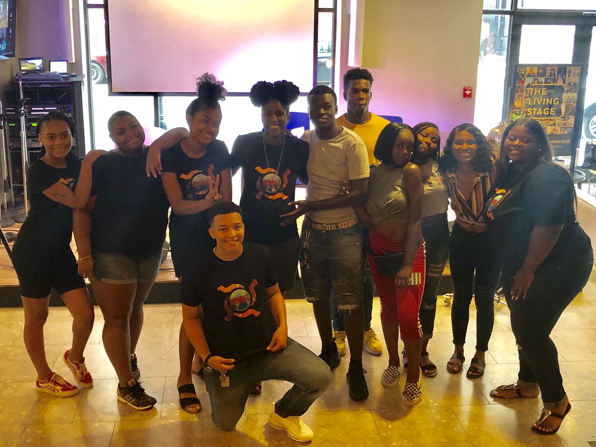 ProjectBelongi1's tweet photo. TOPIC?: Colorism in the workplace!

Real youth. Real devotion. Real Issues. We dove into past experiences, current situations, the rights and wrongs. All the things that people tend to forget about🧐. 
#VantagePoints #Youth #Talkshow #ChangeAgents #ProjectBelonging 
Follow us! https://t.co/pIUgf9kLkl