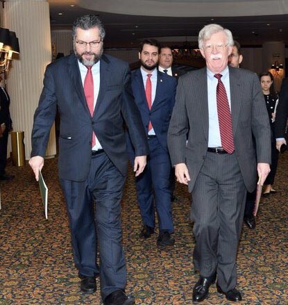 Eduardo_Bittar's tweet photo. John Bolton junto al canciller de #Brasil @ErnestofAraujo 

Detrás de ellos, un brillante joven político, nuestro amigo @filgmartin. 

Cada día más contento por los esfuerzos de unificación de Brasil y los EEUU para la defensa de la región y por la liberación de #Venezuela https://t.co/8GzgaxurLg