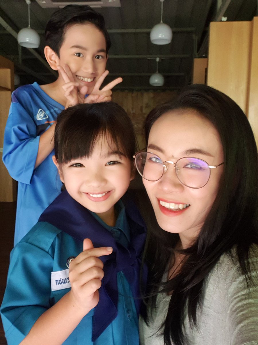 Lukyimsara1's tweet photo. แต่งหน้าพี่โน้ตศรัณย์ พี่ป๋อมแป๋ม น้องอินเตอร์และน้องแมค The Voice Kids ถ่าย MV เพลงเพื่อนกันยังหวานอยู่ของพี่โน้ตศรัณย์ค่ะ ขอบคุณพี่โน้ตมากค่ะสำหรับโอกาสดีๆนี้ 🙏😘
#โน้ตศรัณย์ #เพื่อนกันยังหวานอยู่ #คุณยาย #ป๋อมแป๋ม #น้องอินเตอร์ #แมคthevoicekids #singer #makeupbysara https://t.co/c39KGlGbIR