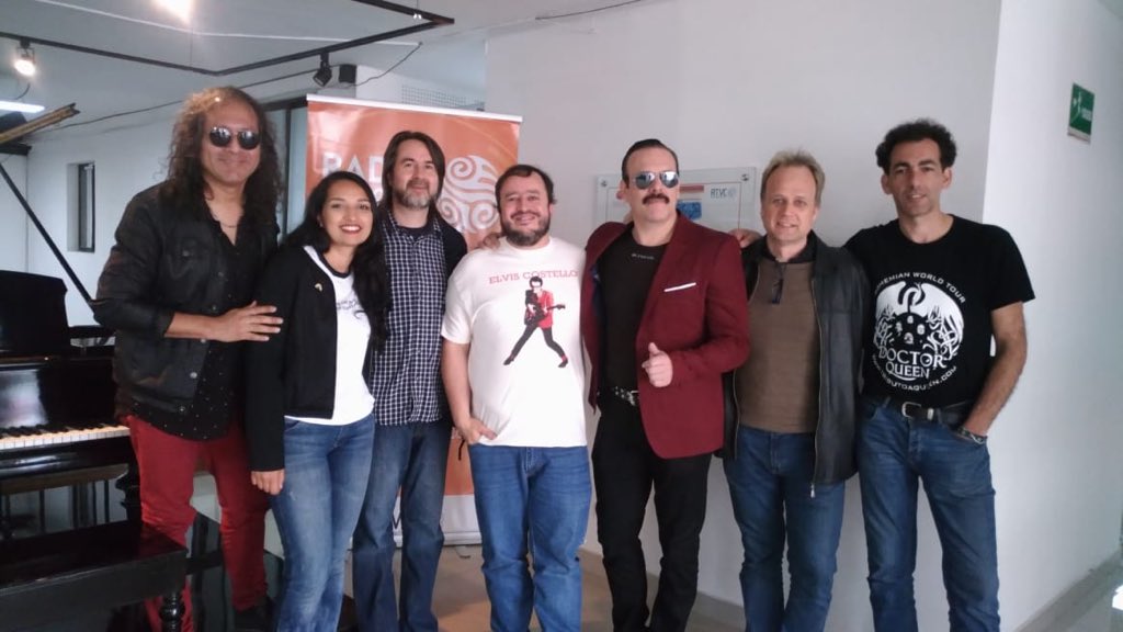 Jamon_Salve's tweet photo. Hoy estuvieron por #LaOndaSonora los amigos de #DoctorQueen, tributo argentino al comando de @JorgeBusetto, el Freddy Mercury platense. Lo más chevere fue verlo cantar, acompañándose de nuestro Bosendorfer. https://t.co/kVsXkx9ZXA
