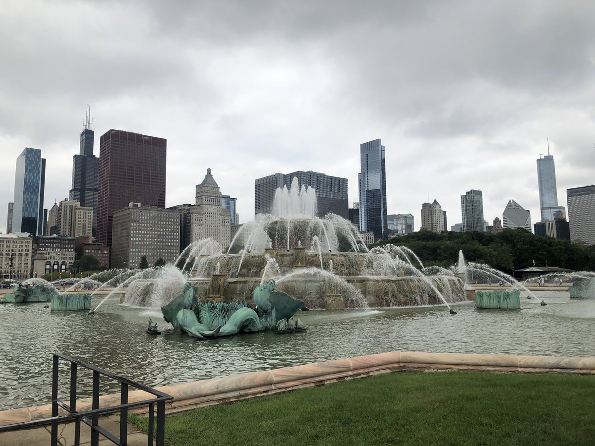 _kimms_'s tweet photo. Buckingham Fountain really is a sight to see. #KimmChi https://t.co/r162z18zGQ
