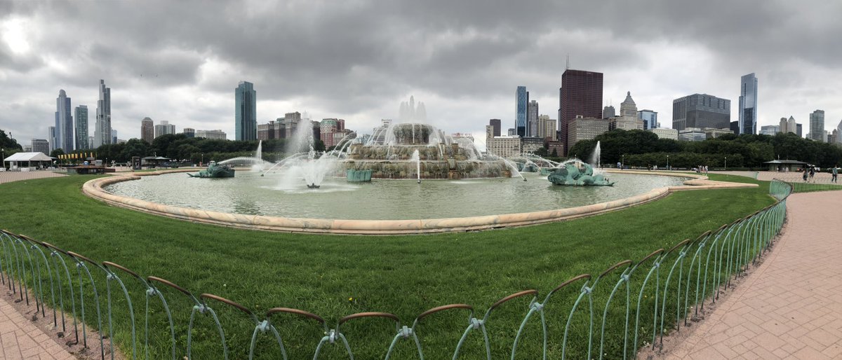 _kimms_'s tweet photo. Buckingham Fountain really is a sight to see. #KimmChi https://t.co/r162z18zGQ