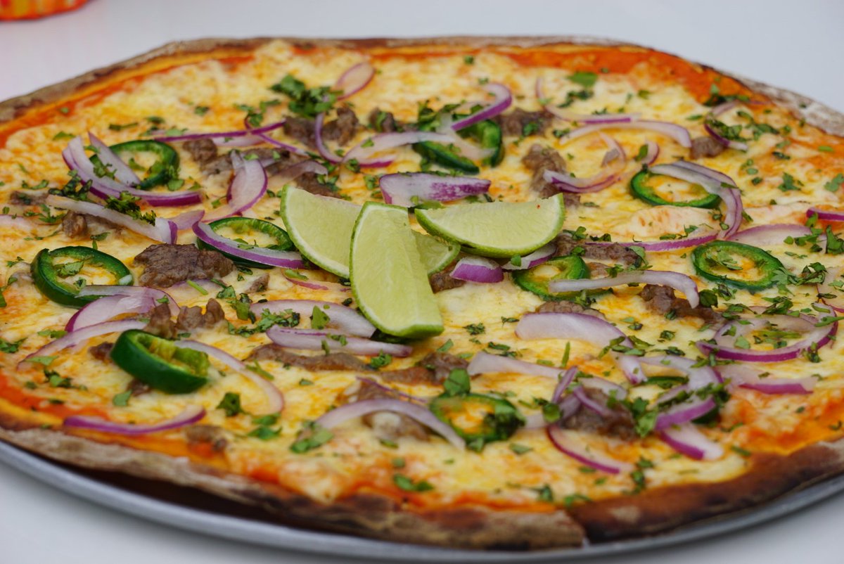 Una pizza 🍕 especial lomito a la pimienta, cebolla morada  jalapeño  🌶️ cilantro y limon 🍋al gusto. #7ANorte #PizzaTheRightWay #AntiguaGuatemala