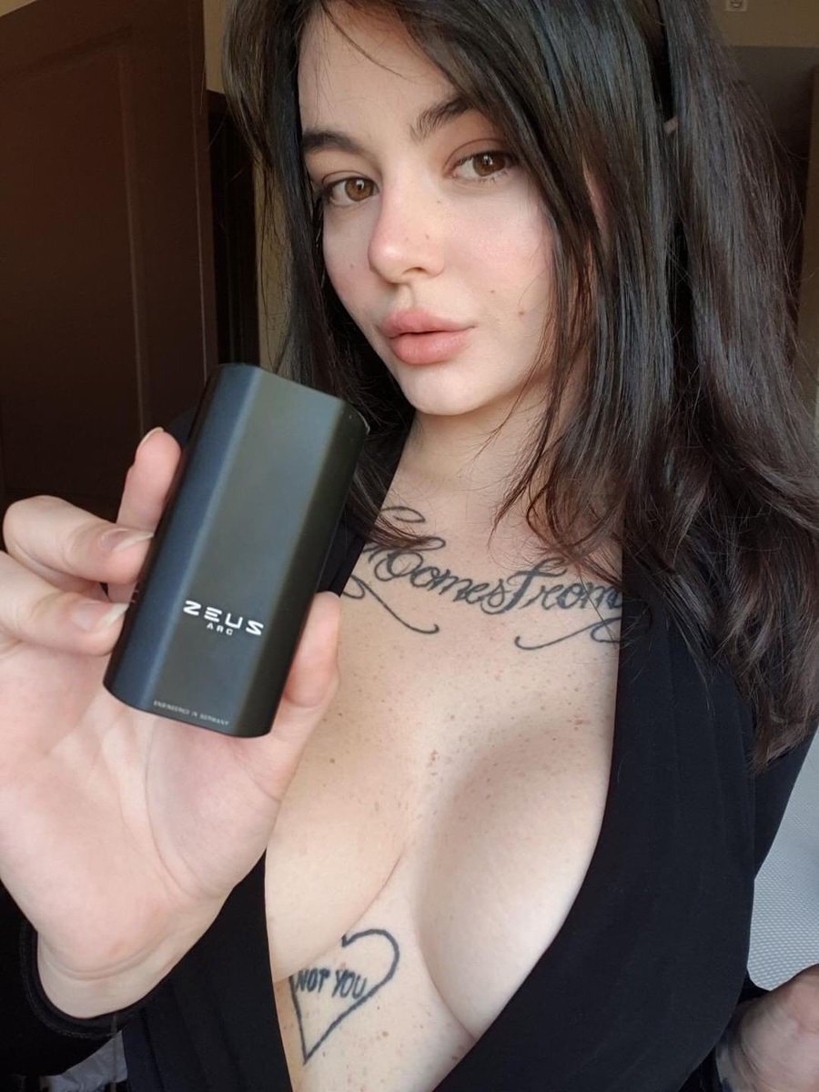 ZeusArsenal's tweet image. Our friend @jessicabeppler reviewed the Zeus Arc GT!

“It is definitely the smoothest vape I have ever tried. I used PAX 3 for a long time and it can’t ever be compared to Zeus smoothness”

⭐ow.ly/Pwhv50vpUvX⭐

#jessicabeppler #zeusarsenal #zeusarcgt #pax3 #vapereview