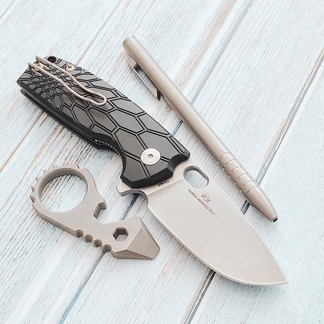 mifoto_se's tweet photo. Simple but effective.
•
#edc #edcgear #everydaycarry #edcig #edcdump #edcshowcase #echodeltacharlienetwork #pocketdump #knife #knifenut #knivesofinstagram #knifestagram #knivesdaily #TiScribe #TiScribeBolt #FoxKnives #FoxCutlery #FoxCore #JesperVoxna… https://t.co/gC9BcZTwd4 https://t.co/AjU1fwxE6M
