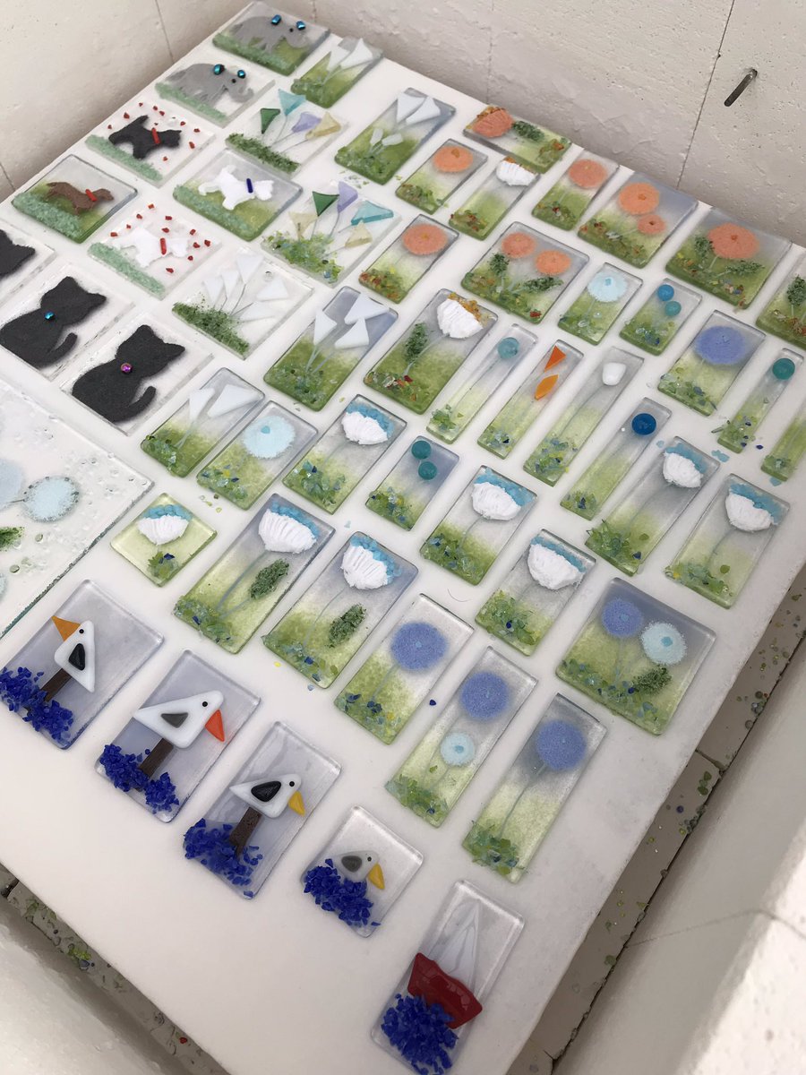 hmglassart's tweet photo. Sorry been quiet for a bit, been super busy @Countryfilelive back in the studio now making some more of my favourite cards @Justacard1 ready for #EllinghamShow on Saturday #handmade #UKCraft https://t.co/d9AGrZ1xx7