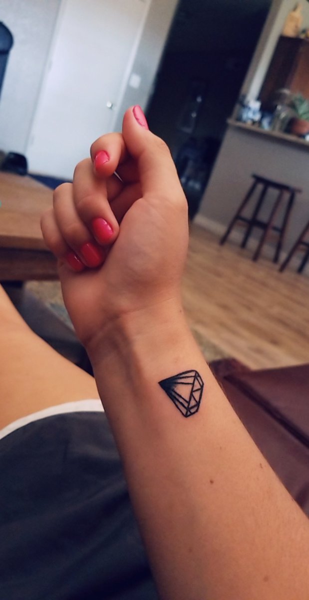 MallyMonkey's tweet photo. Did a thing last night ๐ #TattooNumber3 #WristTattoo #Diamond https://t.co/ltLDmSPlE4