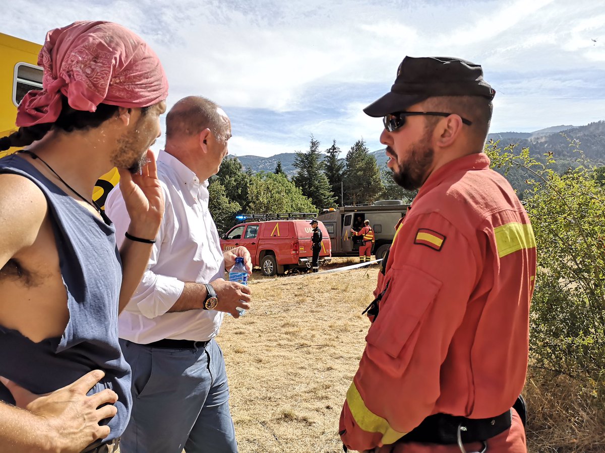 ✅El alcalde de Collado Hermoso y presidente de <a href="/DipuSG/">Diputación de Segovia</a>, Miguel Ángel De Vicente, visita el puesto de control del #IFLaGranja y ha animado a dos de los voluntarios, vecinos del municipio 
⭐️Gracias a todos los voluntarios y medios que intervienen en esta catástrofe para la Sierra