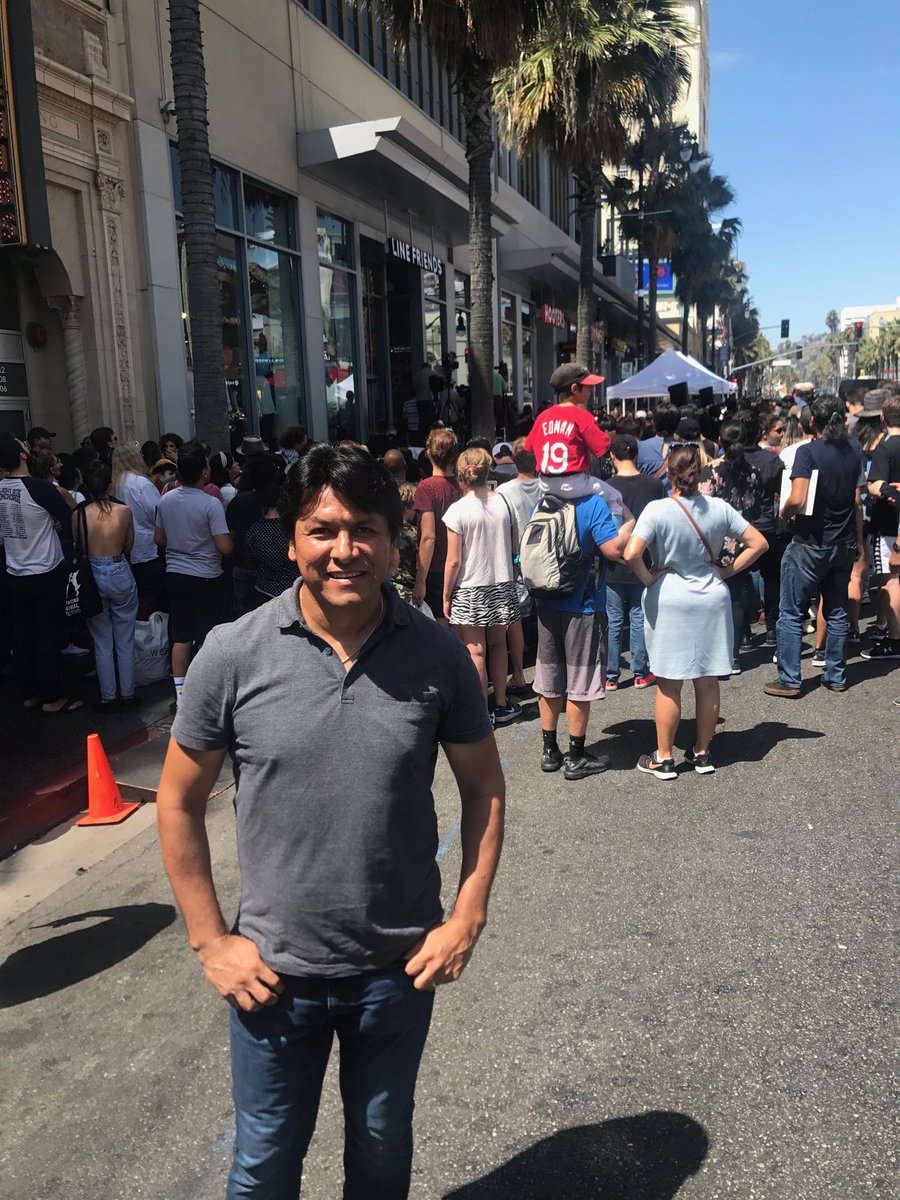 emperadorsuarez's tweet photo. Que sorpresa!!
De paseo por Hollywood y encontrarme con la ceremonia de ⁦@RealGDT⁩ Felicidades y Viva México!!🇲🇽👊🏼 https://t.co/2InvGV5v00