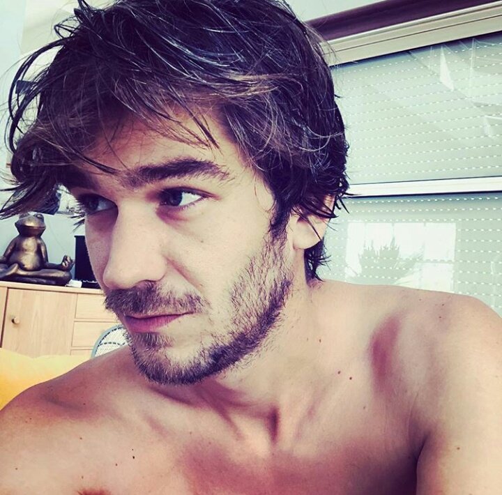 enlivreddyusuf's tweet photo. Amaury Vassili appreciation post https://t.co/ymJ6bn9RvQ