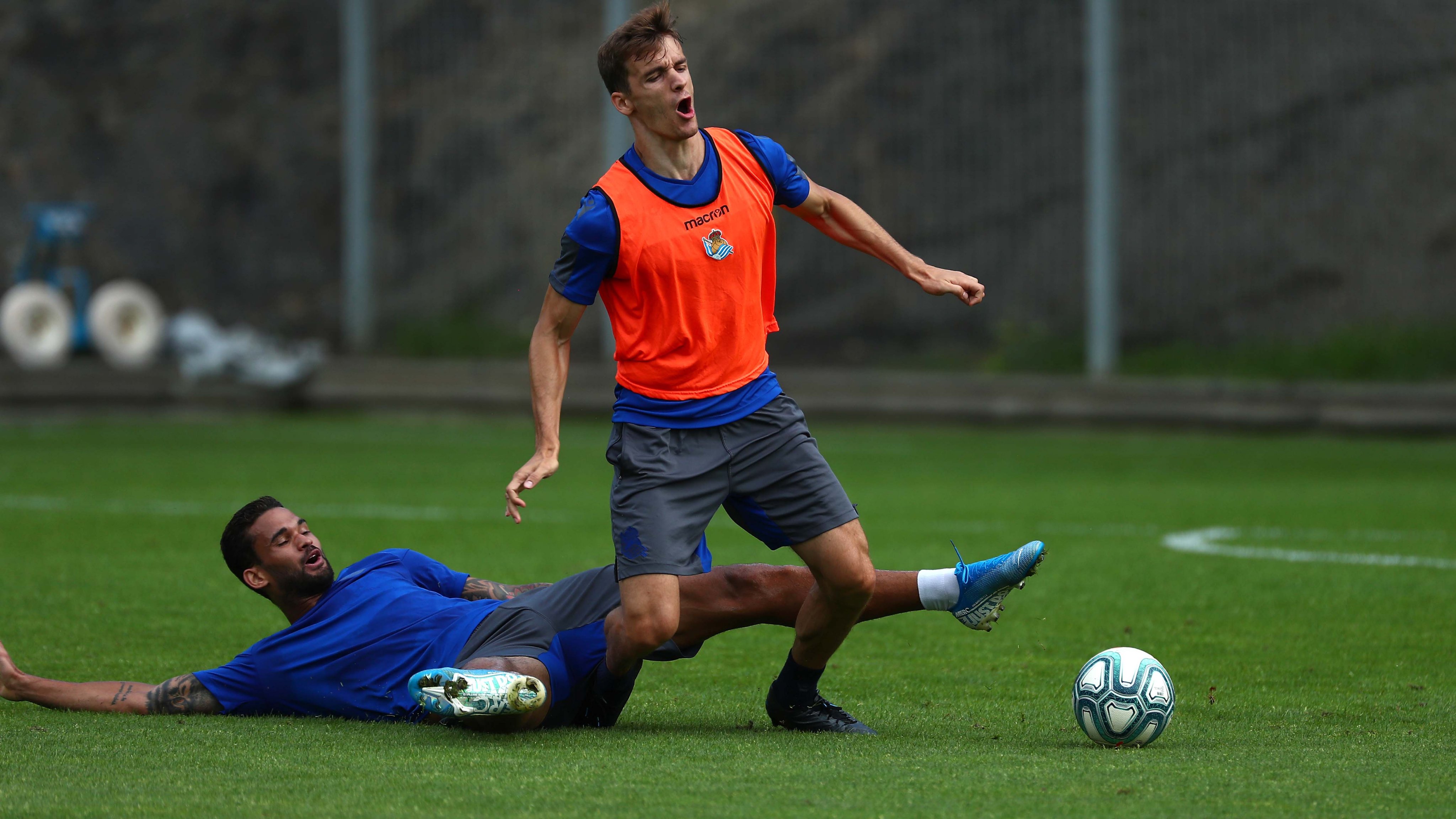 Diego Llorente recibe una dura entrada de Willian José en un entrenamiento (Foto: RSO).