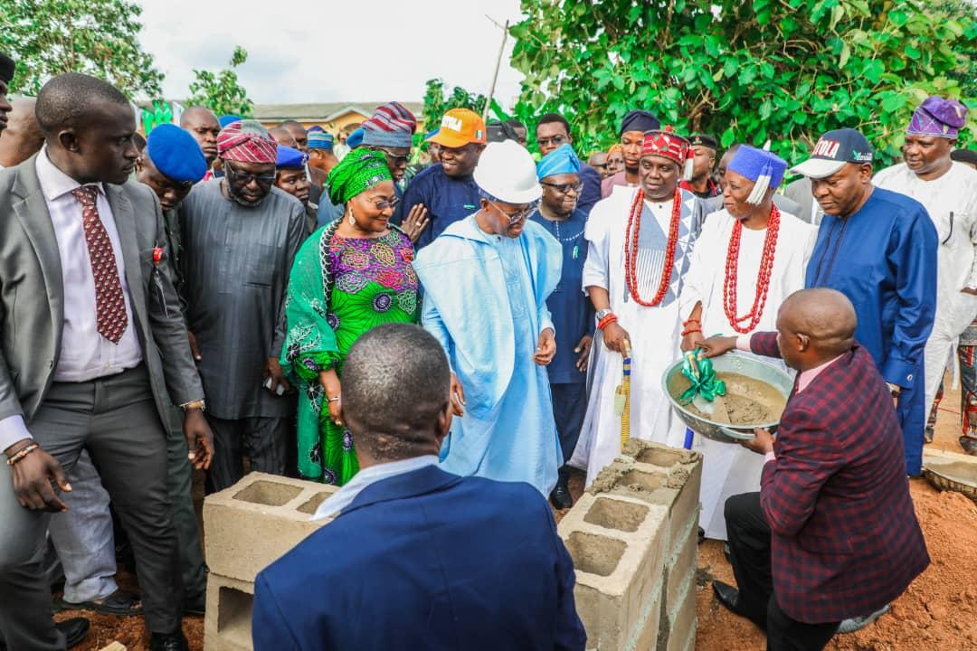WESTCURATOR_'s tweet photo. Gov. @StateofOsun, @GboyegaOyetola flagged-off the Remodelling of the State Specialist Hospital, Asubiaro with construction of a 120 bed Ward and Doctors' Quarters at the premises of the Hospital Asubiaro Osogbo today Tuesday, 6th of August 2019.
#OsunIsMoving
#ForGreaterOsun https://t.co/2erjBE3UGB