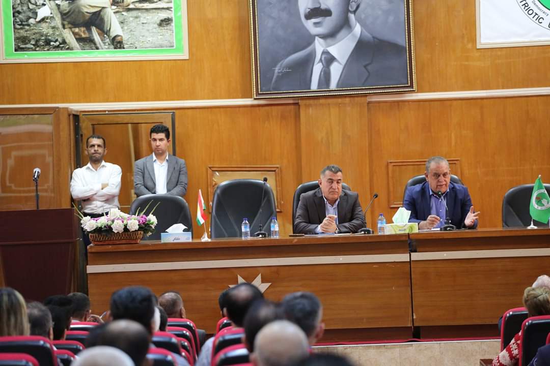 AsoMamand's tweet photo. ئـه‌مـڕۆ 2019-8-6
كه‌ركوك
باره‌گای مه‌ڵبه‌ند 
هۆڵی شه‌هید ئازاد هه‌ورامی 
كۆبوونه‌وه‌ی ئه‌نجومه‌نی مه‌ڵبه‌ند https://t.co/zwAyLI3Hpz